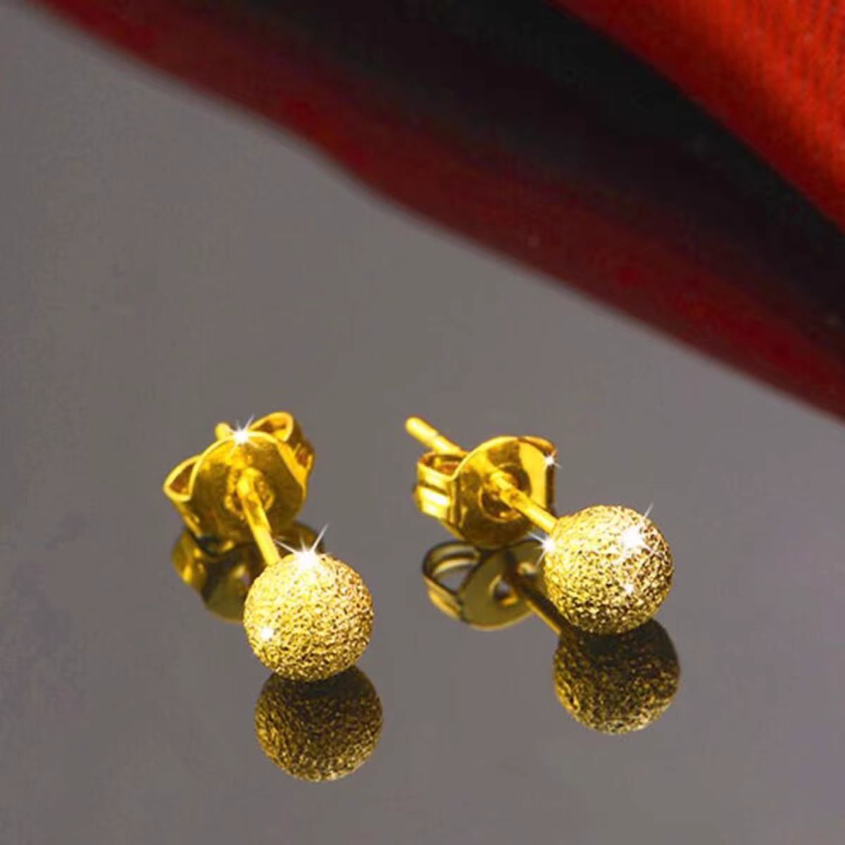 Vietnamese sand-gold frosted bean stud earrings for women are small, elegant, fashionable and versatile. They are smooth bean stud earrings for nourishing ear holes
