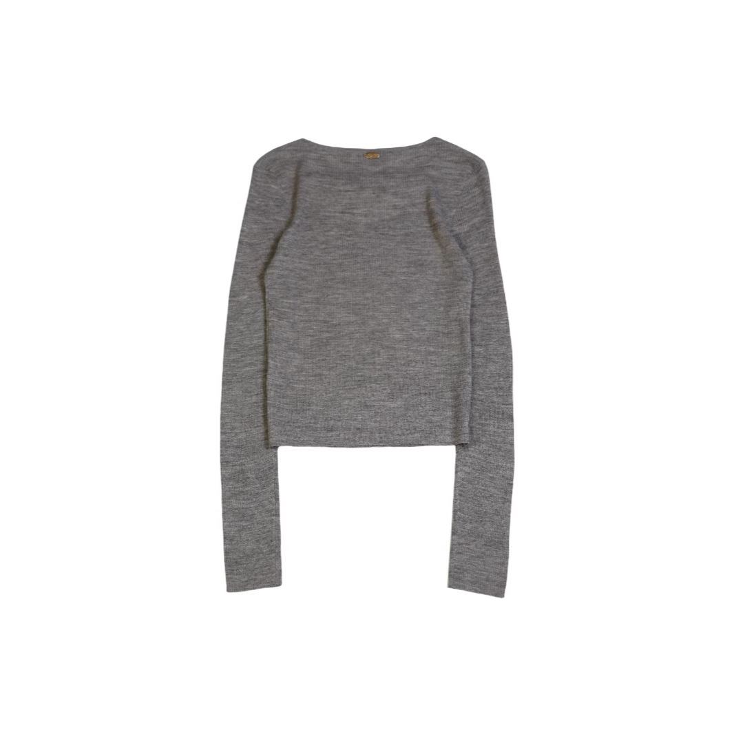 A niche striped off-the-shoulder long-sleeved knitted woolen sweater for women in autumn, a short, slim-fitting top that exposes the collarbone Application Scenario