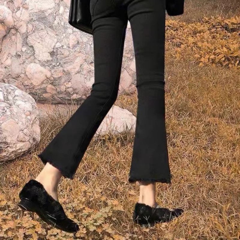 Black slightly flared jeans for women, Spring 2025 new Korean style, slimming and petite, eight-part fringed flared pants for children