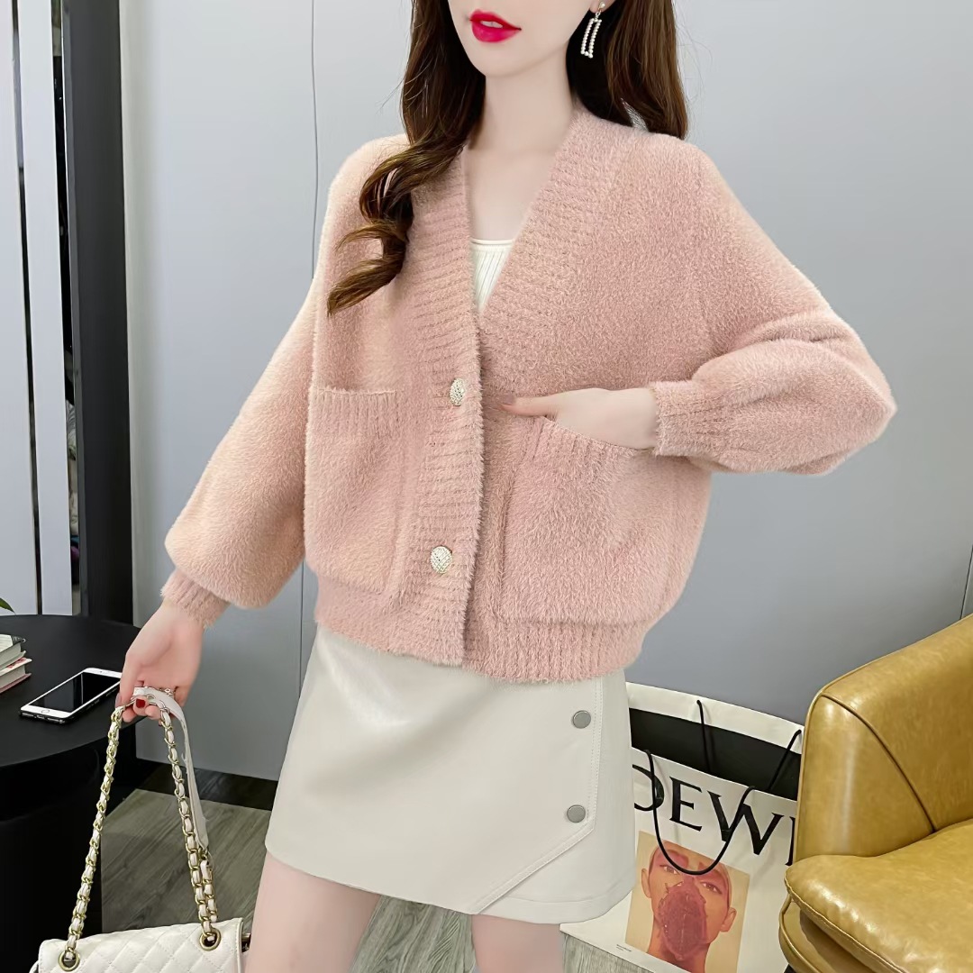 The 2022 autumn collection features a new women's knitted cardigan with mink fleece and thick, short, lantern sleeves Application Scenario