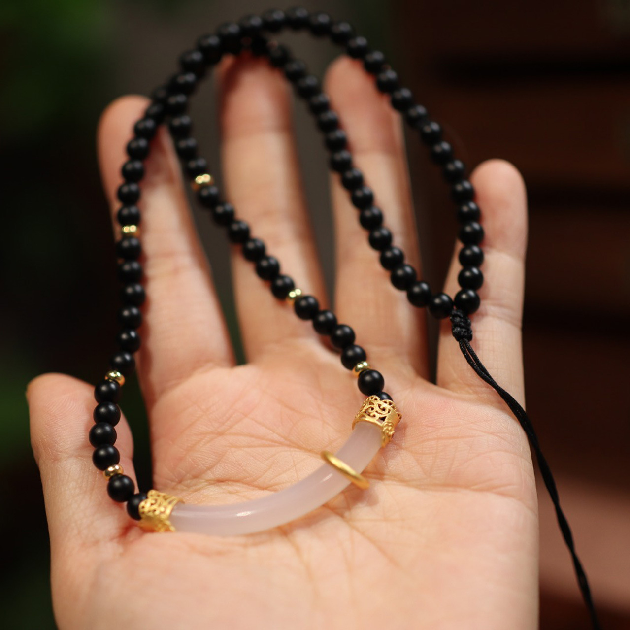 Frosted black agate necklace, silver-plated white chalcedony necklace, women's autumn and winter sweater chain design, light luxury and niche necklace