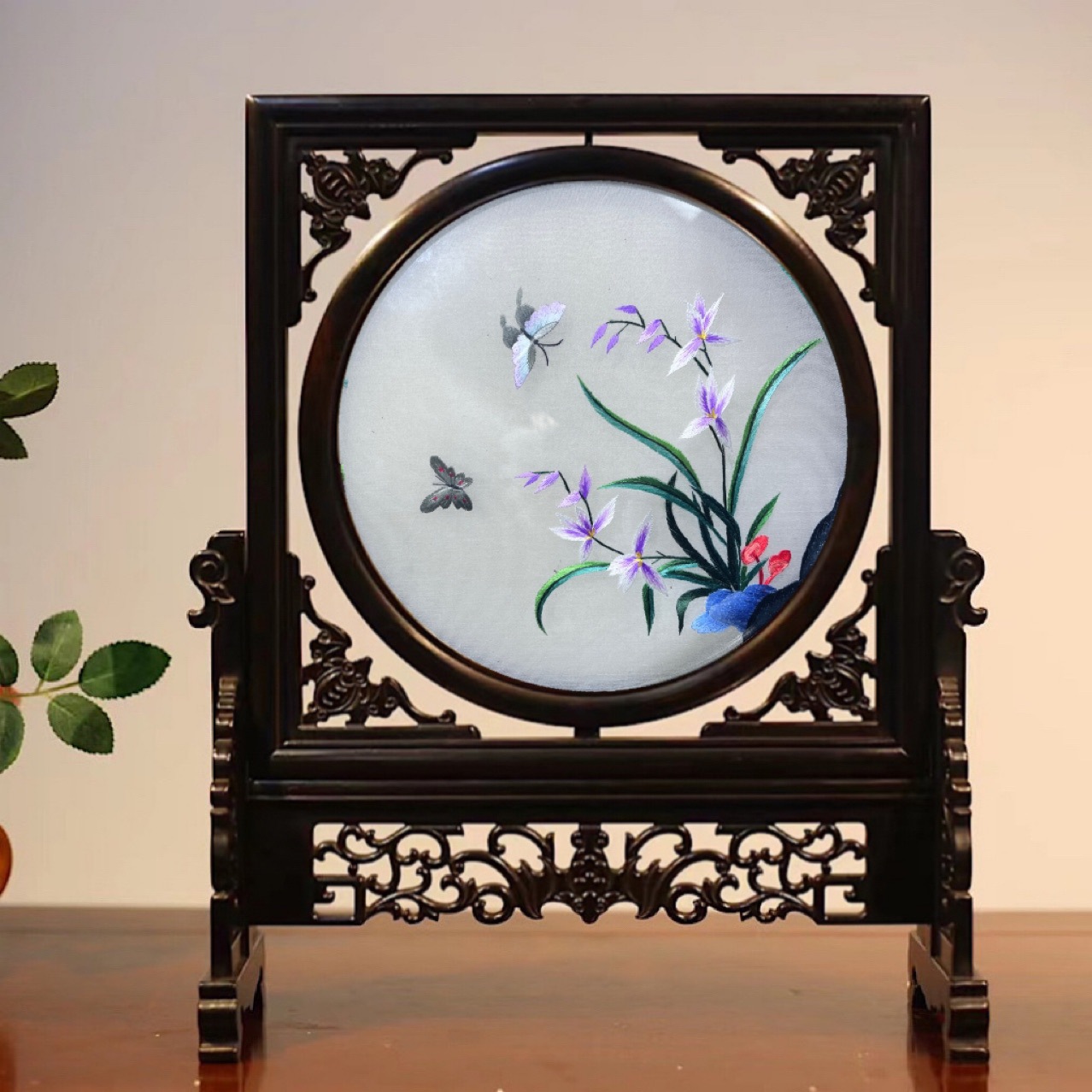Suzhou Embroidery Hand Double-Sided Embroidery Decoration Chicken Wings Wooden Frame Gift Box Desktop Gift Application Scenario