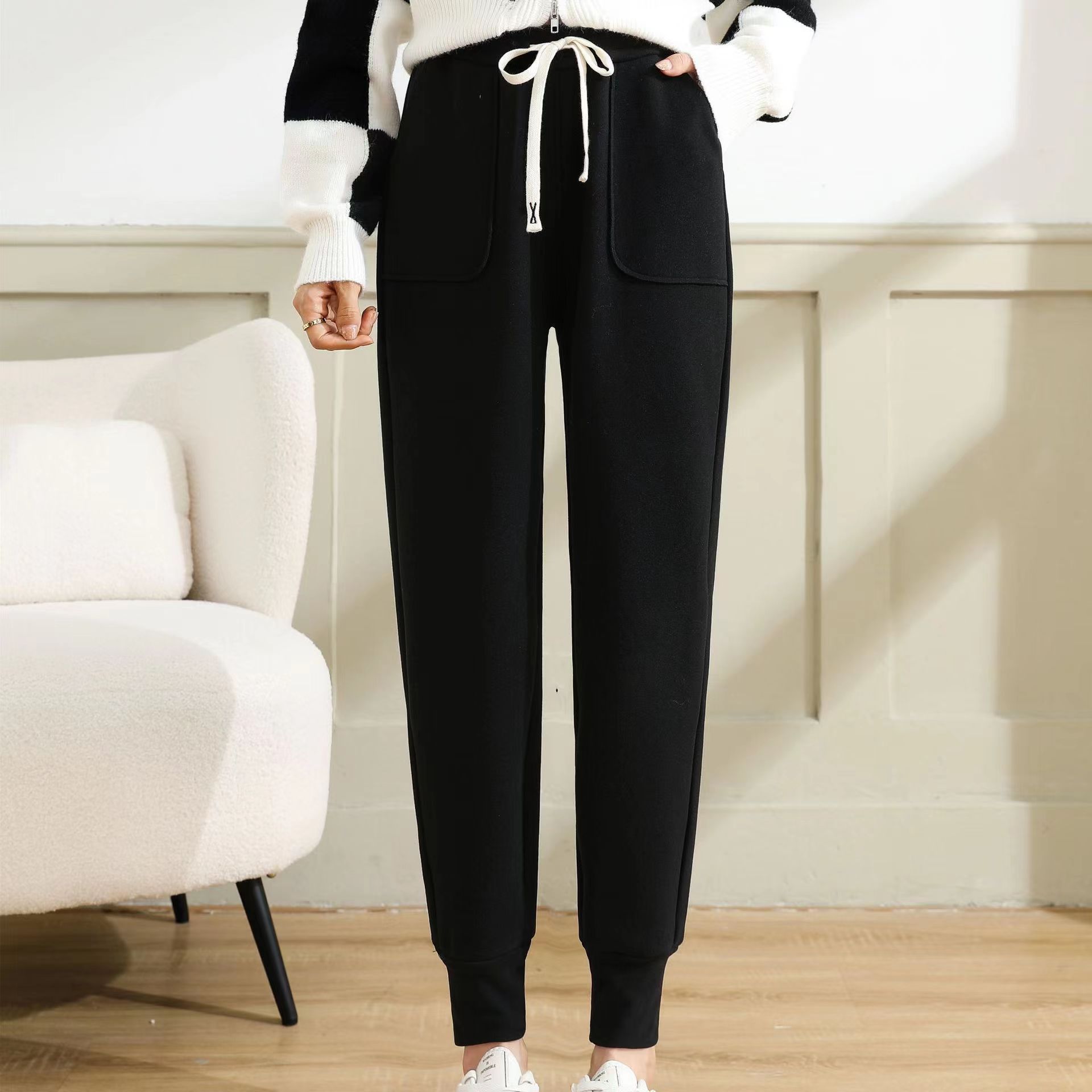 2022 Autumn and winter double-sided fleece windproof outdoor sports pants for women, loose, tight-fitting, large pocket fleece high-waisted thermal sweatpants Application Scenario