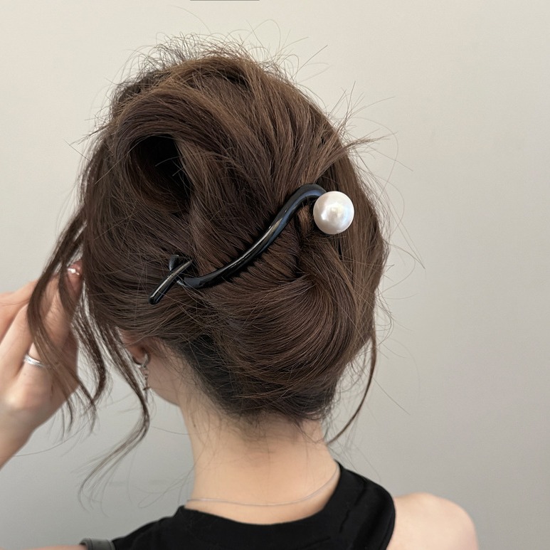 Simple coffee-colored pearl one-line scratch-off women's 2024 new high-end twist hair clip, shark clip hair accessory at the back of the head details Picture