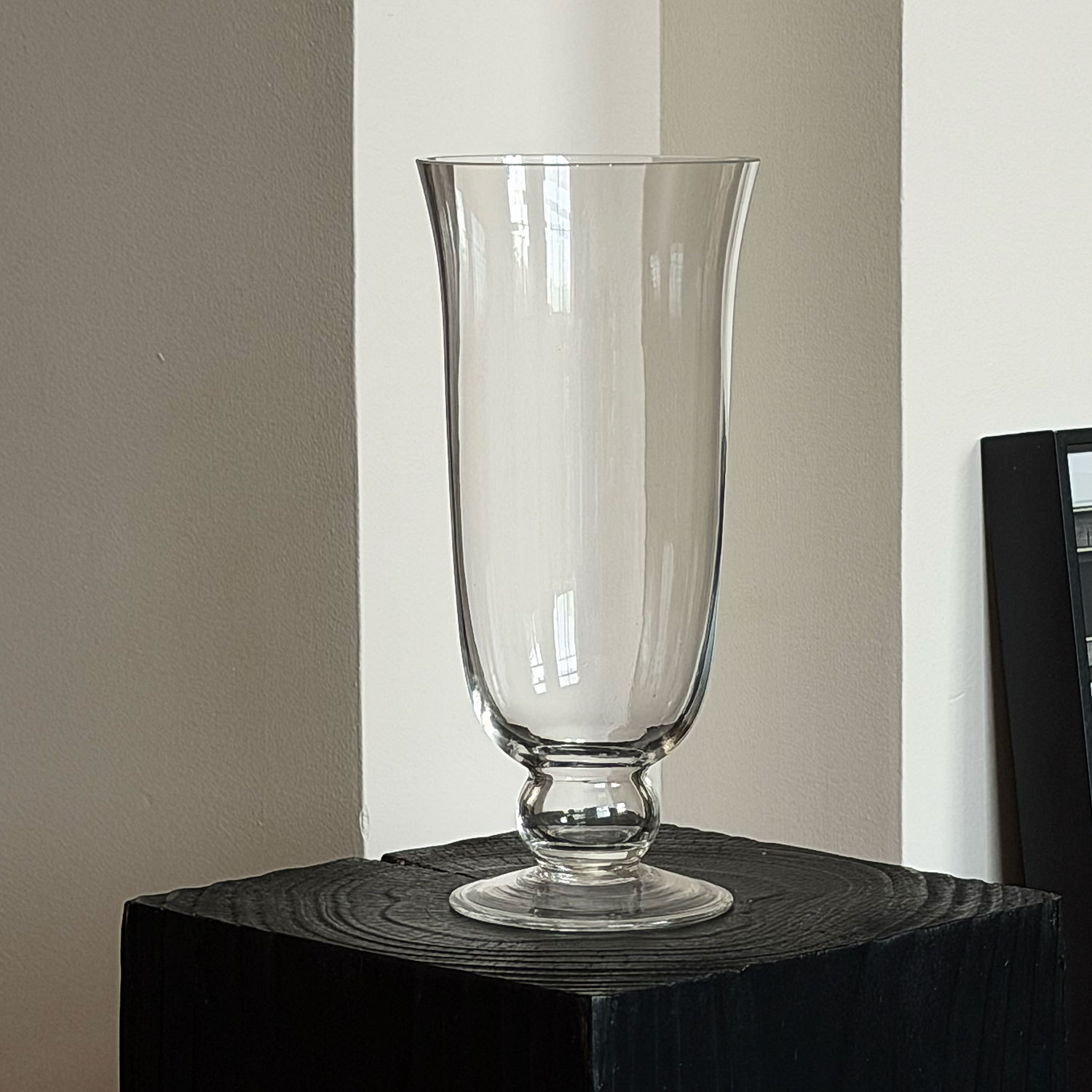 Simple glass vase for flower arrangement, high-end and niche living room decoration, transparent glass vase, water-grown flower arrangement Application Scenario