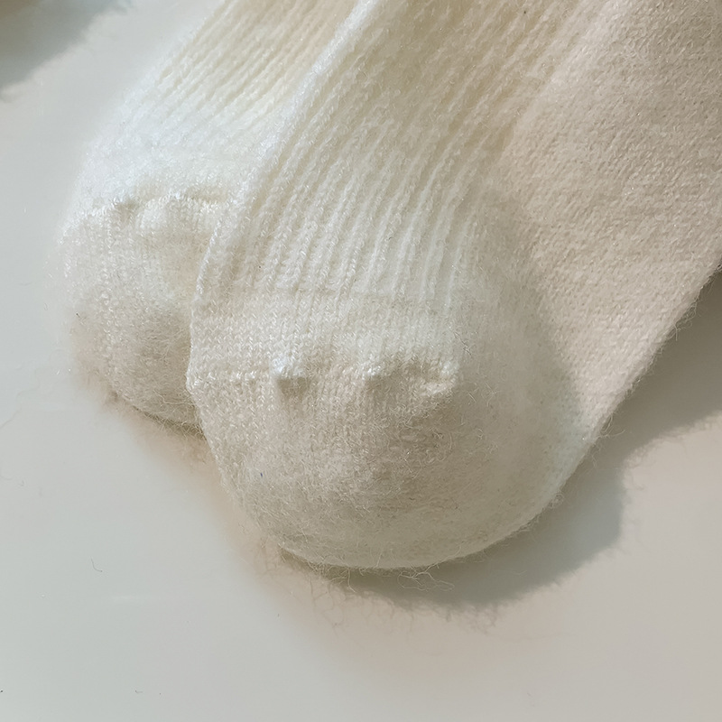 One-piece consignment of socks from the street stall, large C-letter mid-calf socks for women in autumn and winter, thickened and warm Korean cashmere, pile long socks, wool long calf women's socks, one-piece consignment Application Scenario