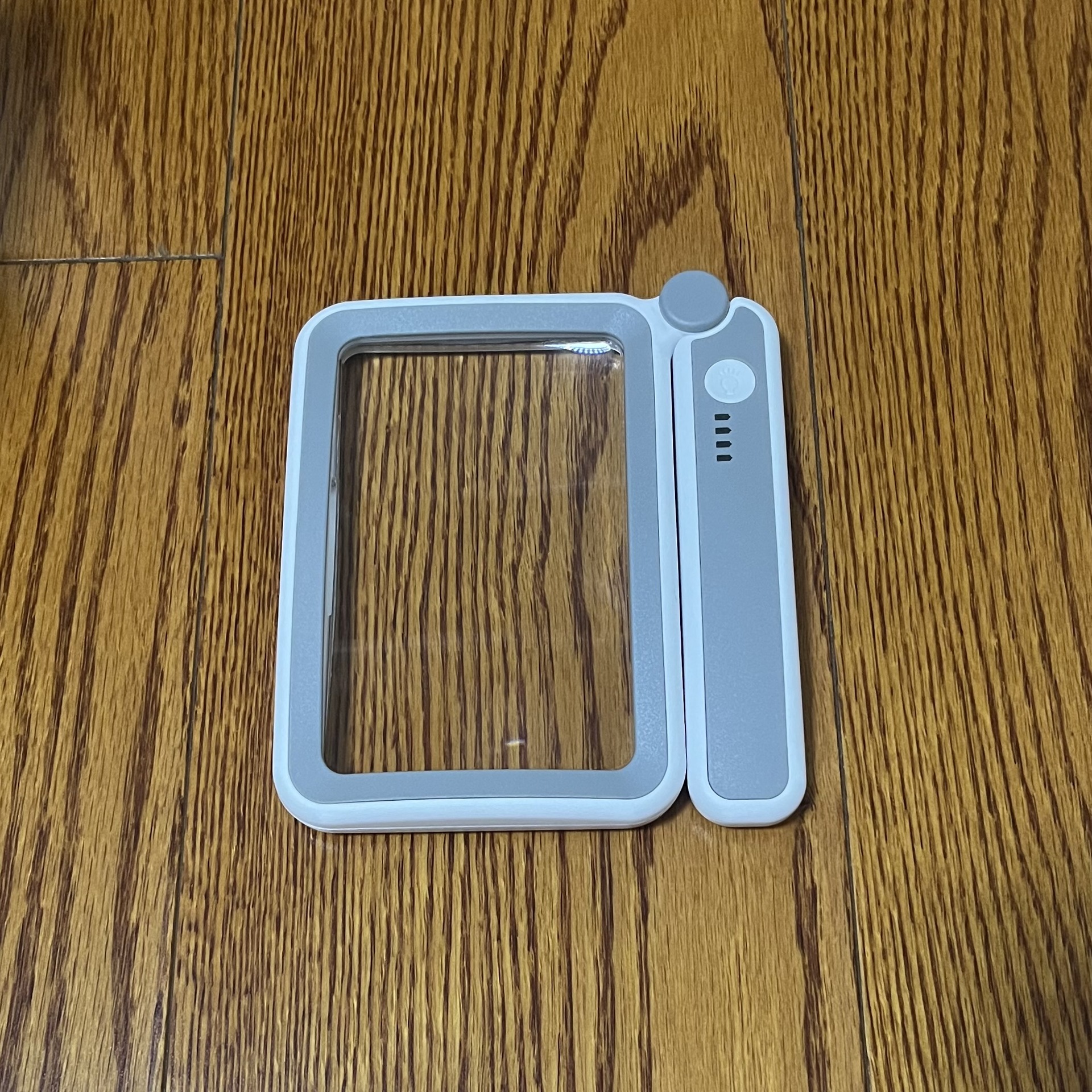 New handheld charging foldable glass with battery level display and 12 LED lights for the elderly to read square magnifying glass Application Scenario