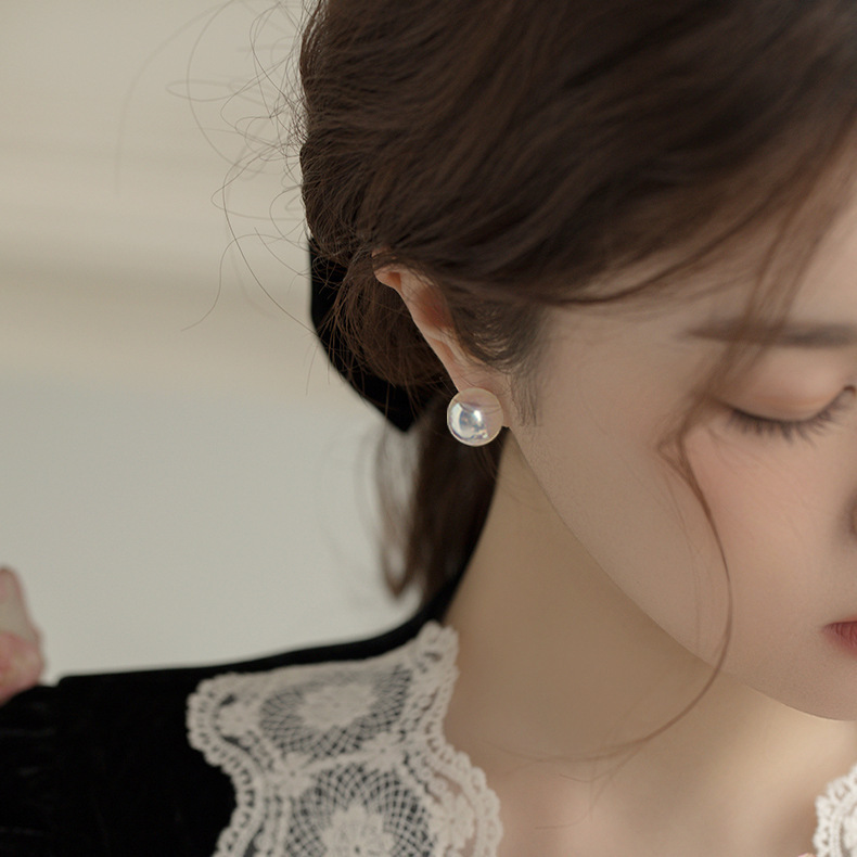 New retro Mabe pearl stud earrings with a trendy style, versatile for women's charm, round and unique, simple women's earrings