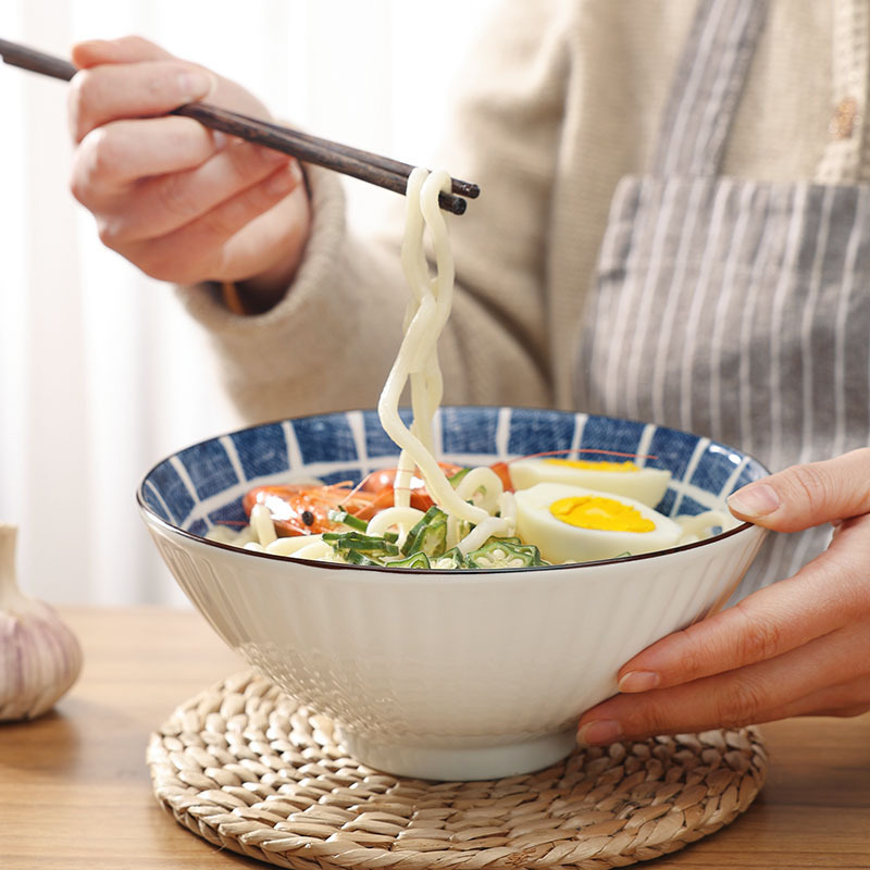 The Japanese-style denim series ceramic material instant noodle bowls and wind bamboo hat bowls with high-temperature underglaze painting are available for wholesale details Picture