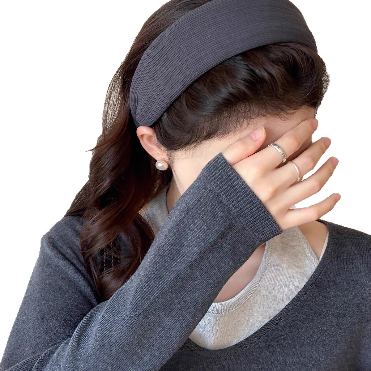 A new style of Korean-style wide-brimmed hair band for women, with a high head pressure, exudes a sense of sophistication and is a versatile hair accessory for going out Item Picture