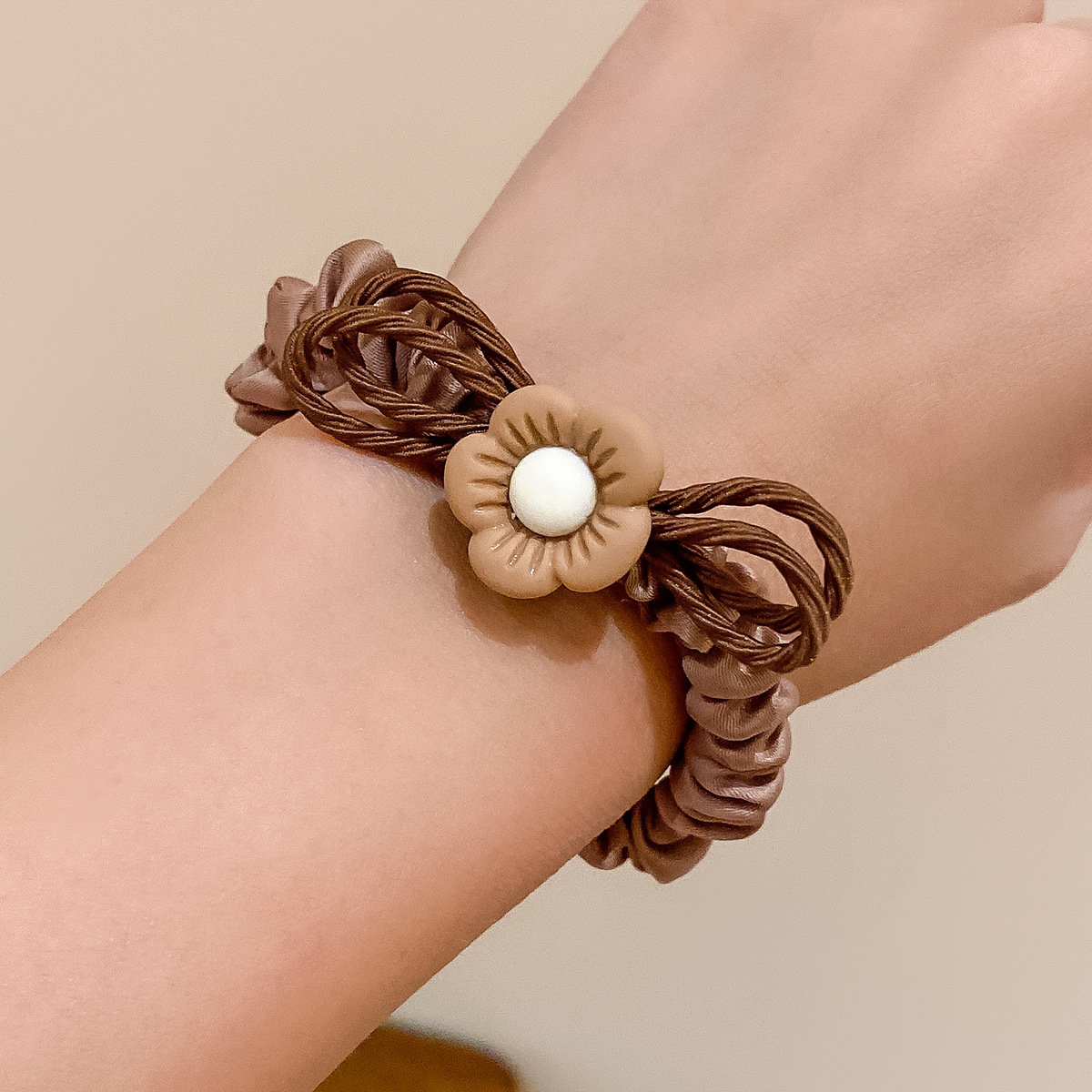 The new Korean-style floral hair tie is cute. The milk tea color high-elasticity hair band is hand-tied without damaging the hair. The hair band is used for tying the hair Specification image