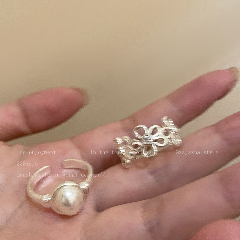 Kimoj's New Pearl Flower Opening Ring For Women Exudes An Exaggerated Sense Of Light Luxury And High-End. It's A Cold And Niche Design Ring For Best Friends' Index Fingers details Picture