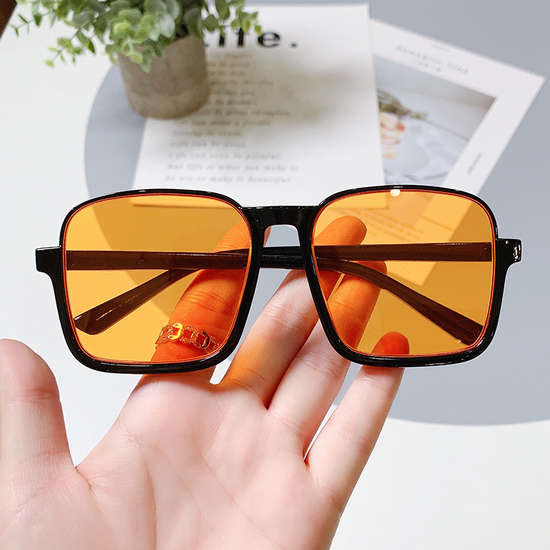 ins brown sunglasses for a female Internet celebrity with a square face that makes her look slimmer without makeup. Uv protection sunglasses for the lower half frame Application Scenario
