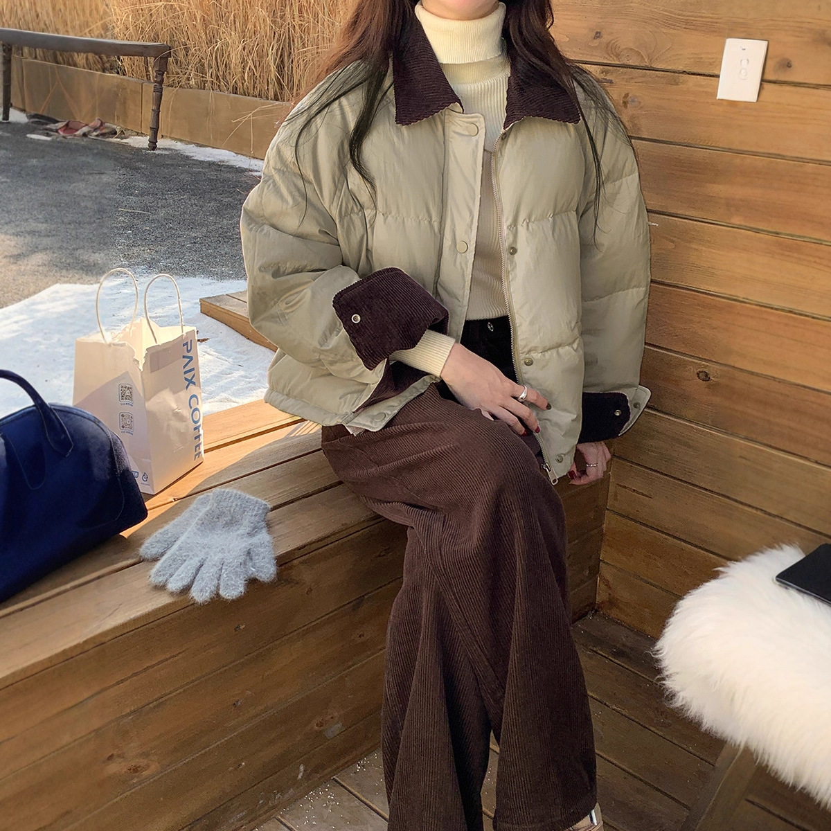 A new Korean style loose and versatile white duck down warm lapel bread jacket for women in winter 2025 Item Picture