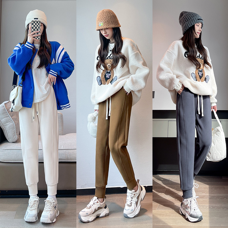 For autumn and winter, wear velvet windproof pants with tight cuffs, high waists, thickened velvet, loose and versatile, casual and sporty sweatpants for women