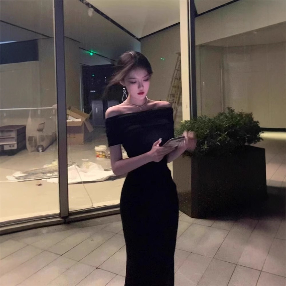 A sexy and mature woman wears a black one-shoulder dress, which exudes a summer charm. It's a figure-hugging and slimming long dress that cuts the waist and hips