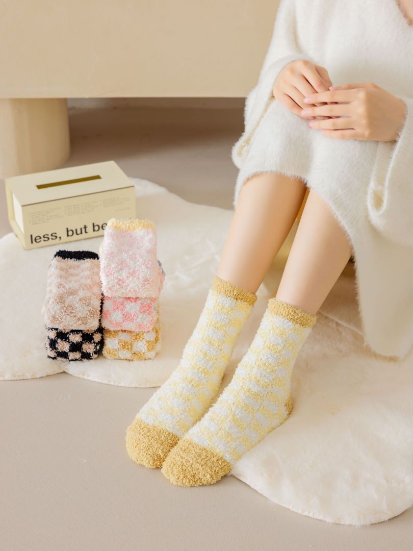 New coral fleece socks, postpartum socks, non-shedding, thickened warm mid-calf women's floor socks, towel sleeping socks for autumn and winter Application Scenario