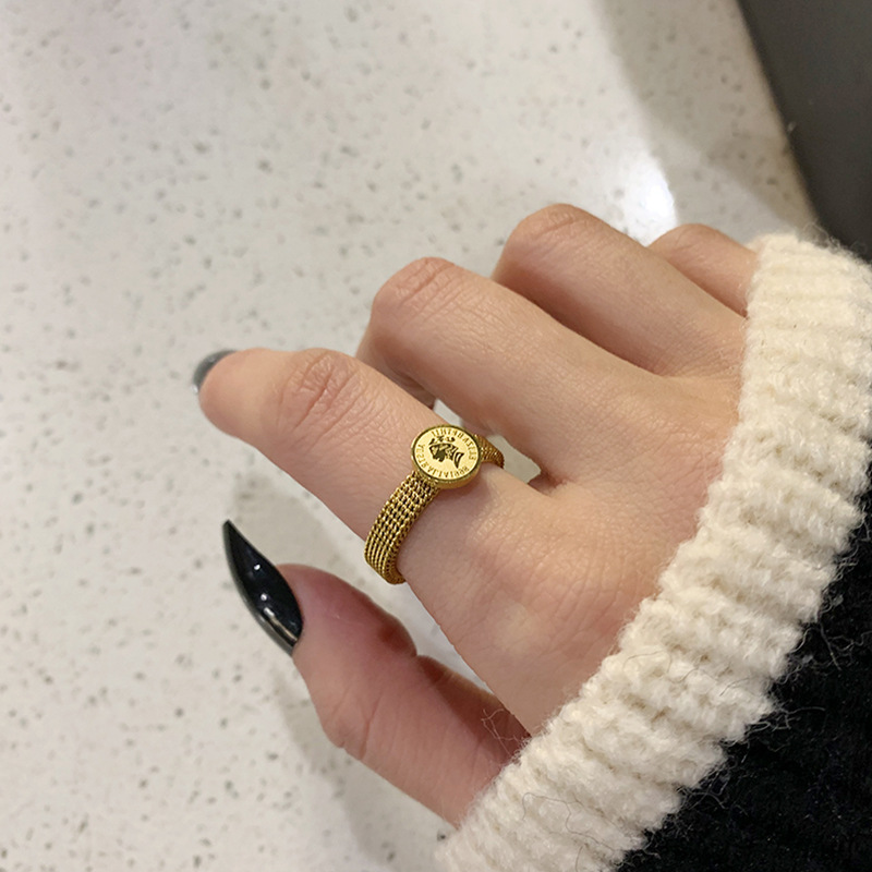 No need to remove coins when washing hands. The queen's portrait is a niche design with a high-end feel and a French retro style. A woman with a middle finger ring Application Scenario