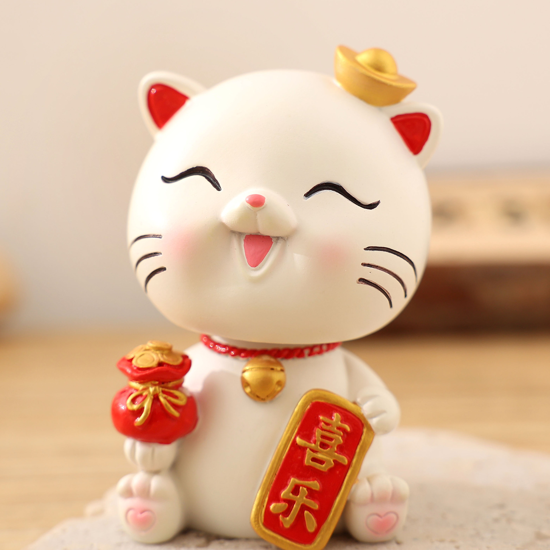 Peaceful and joyful Maneki Neko figurines, creative and cute shaking head figurines, car interior cartoon figurines, desktop decoration gifts Application Scenario