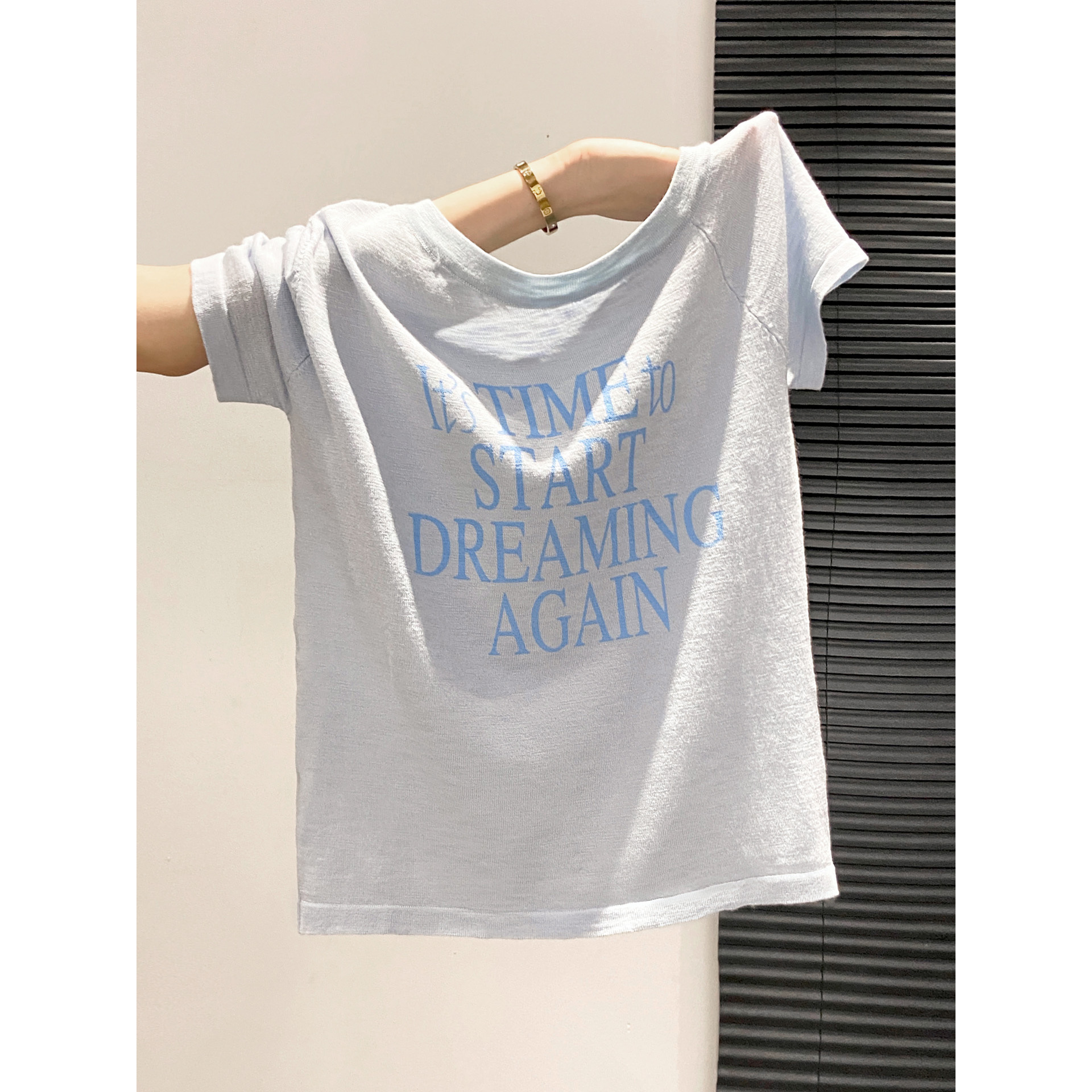 Bright yellow short-sleeved women's one-shoulder slant-neck T-shirt, a loose, casual and laid-back chic off-the-shoulder top for summer details Picture