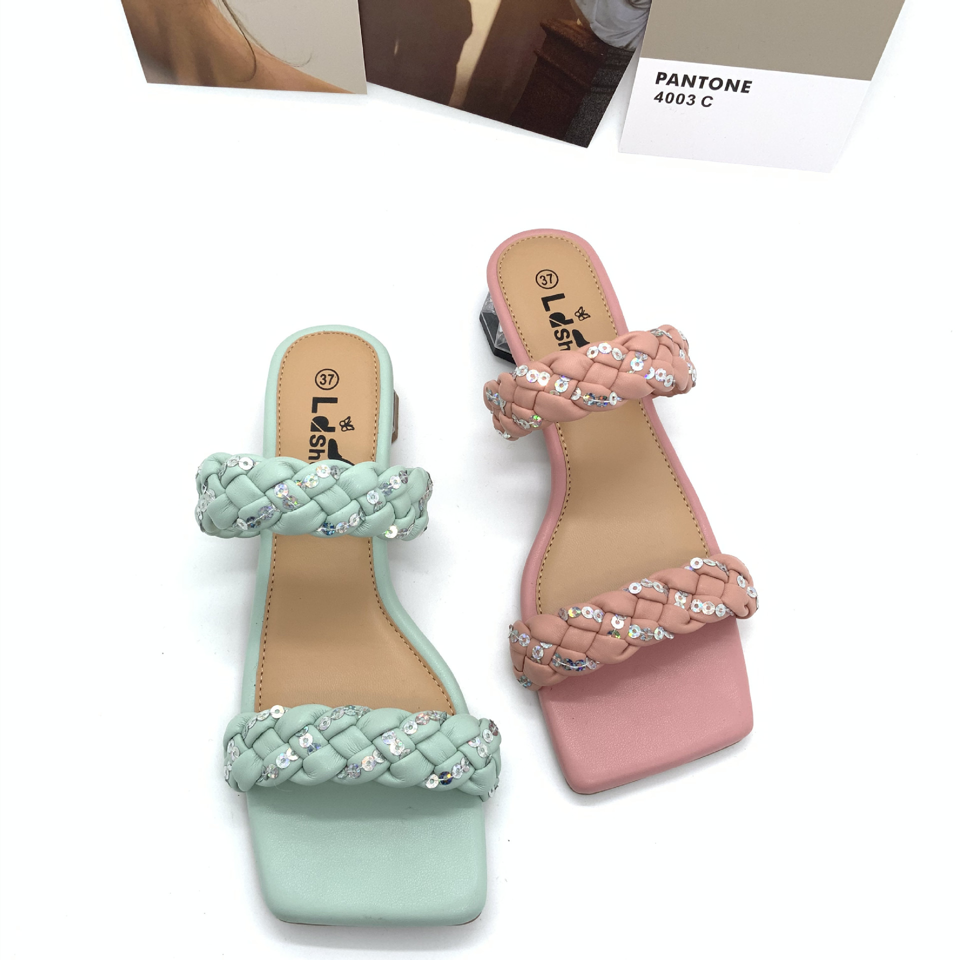 2022 Summer New Sandals Coarse Low Heel Slippers Guangzhou Women's Shoes Craft Shoes Woven Glitter Women's Slippers