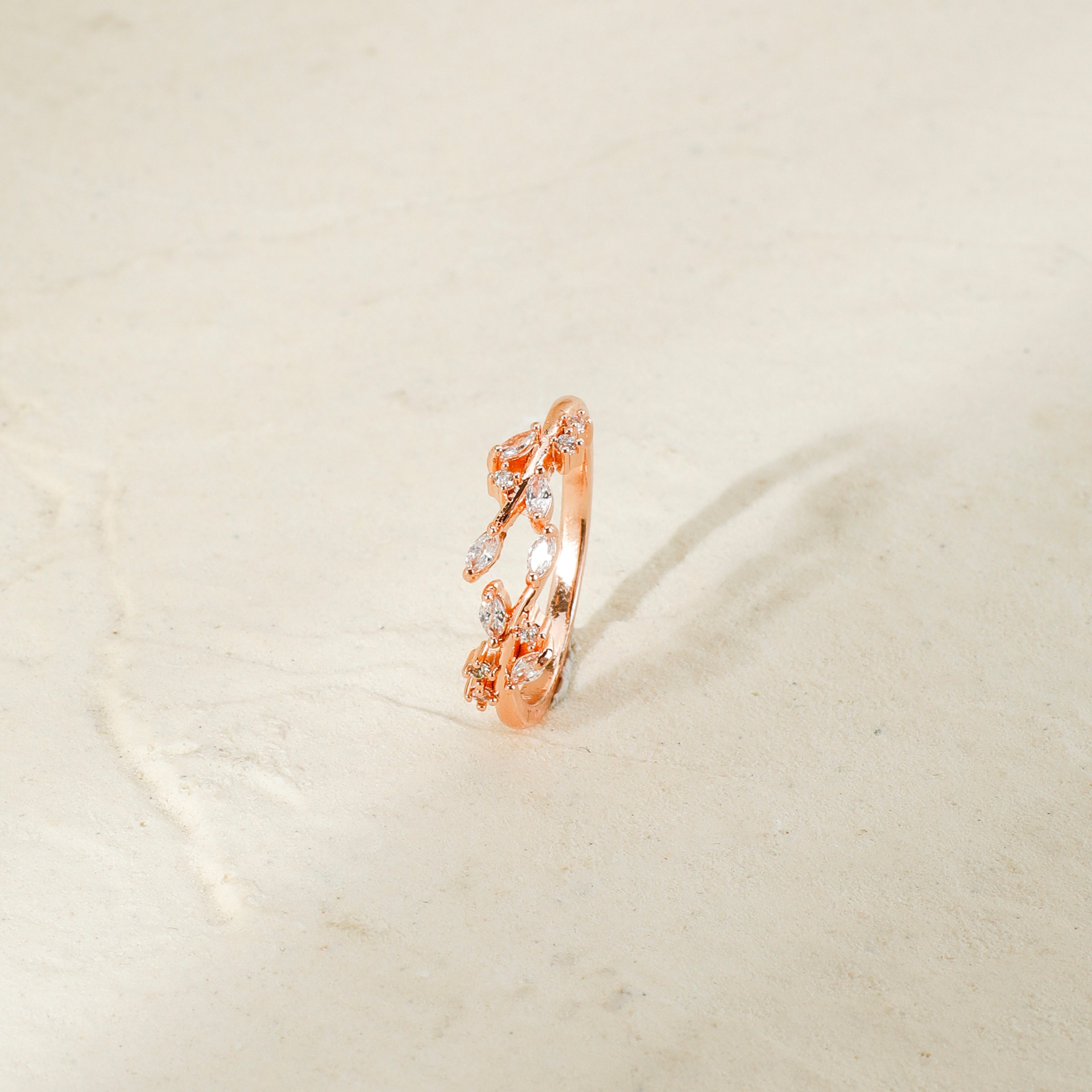 This is a fashionable and unique leaf ring with an adjustable opening, featuring the same style as Shin Min-ah and Lee Jeong-eun details Picture