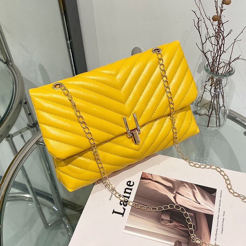 Cross-border bestseller, wavy tattoo pattern diamond chain bag, summer versatile and fashionable women's crossbody bag with lock Application Scenario
