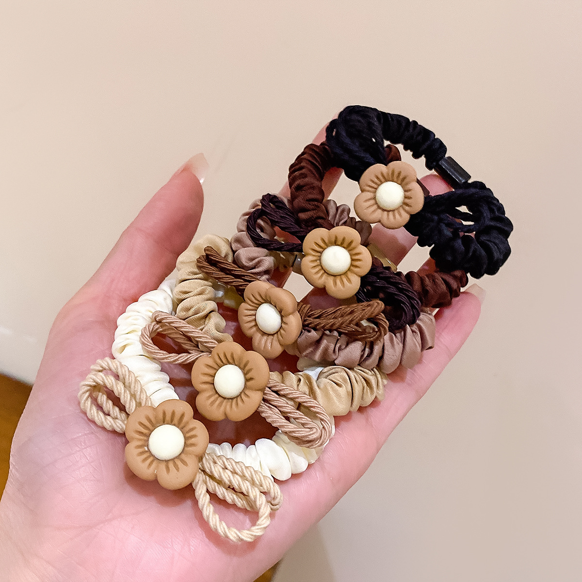 The new Korean-style floral hair tie is cute. The milk tea color high-elasticity hair band is hand-tied without damaging the hair. The hair band is used for tying the hair details Picture