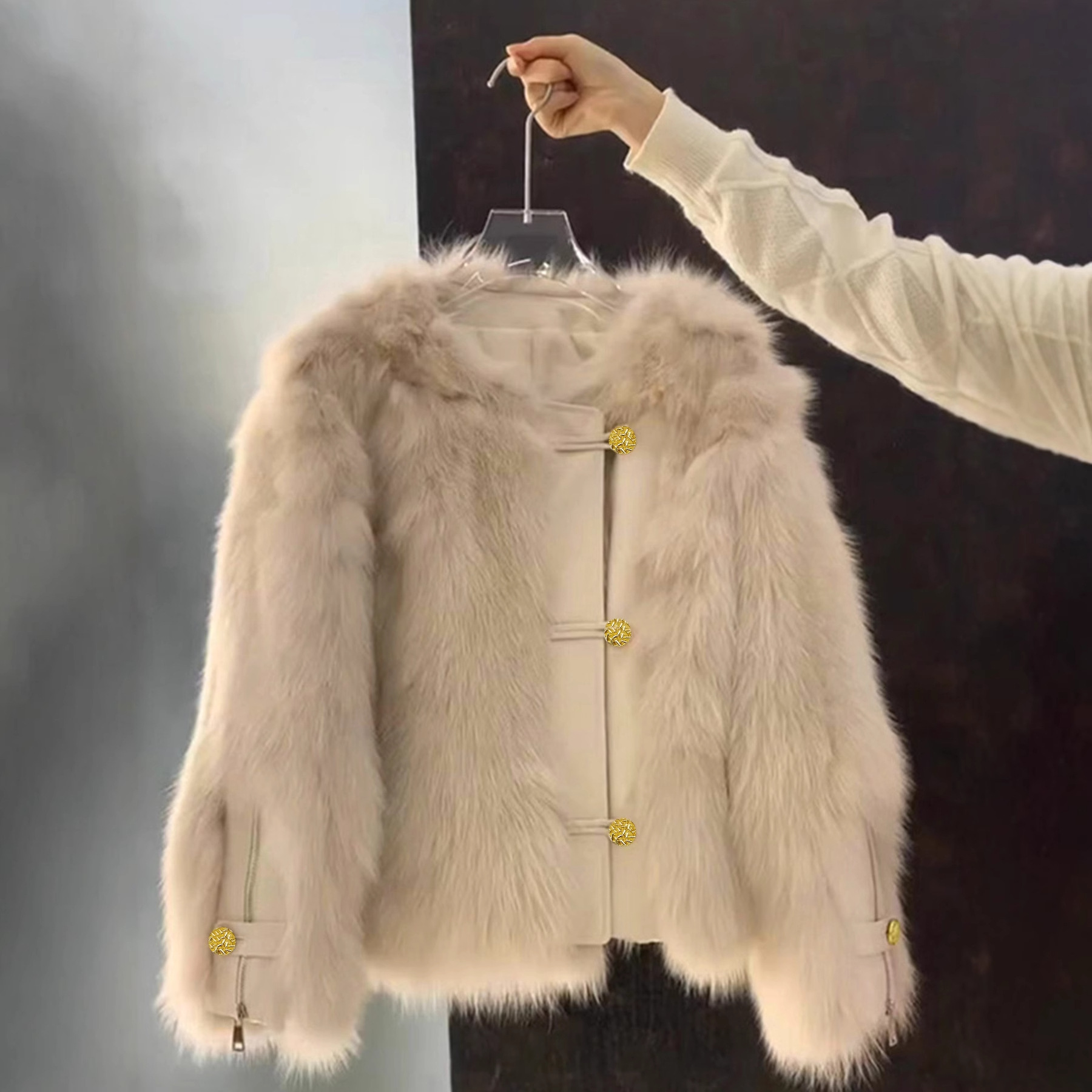 A popular cross-border trade product from Europe and America: A Korean-style faux fox fur coat with three buttons and a fashionable fur top
