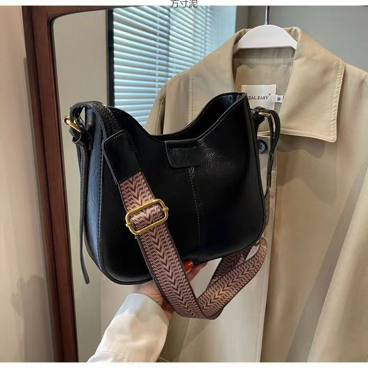 包包女士新款潮感时尚斜挎包复古今年流行宽带单肩水桶包一件批发详情20