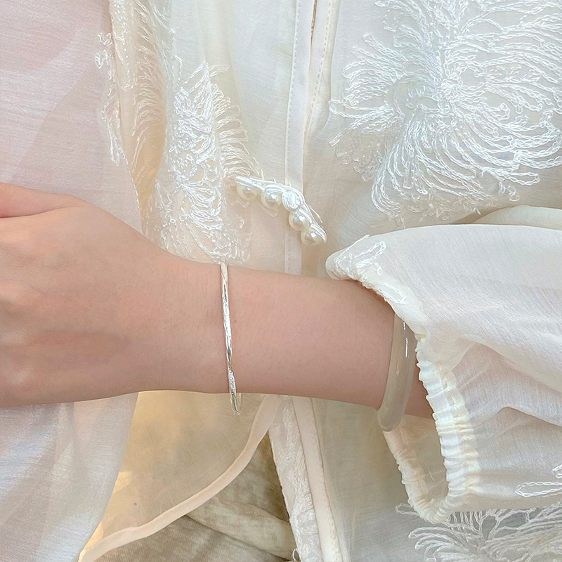 S999 pure silver Mobius bracelet, with a fresh and artistic style, is a versatile and niche daily accessory for hair replacement Application Scenario