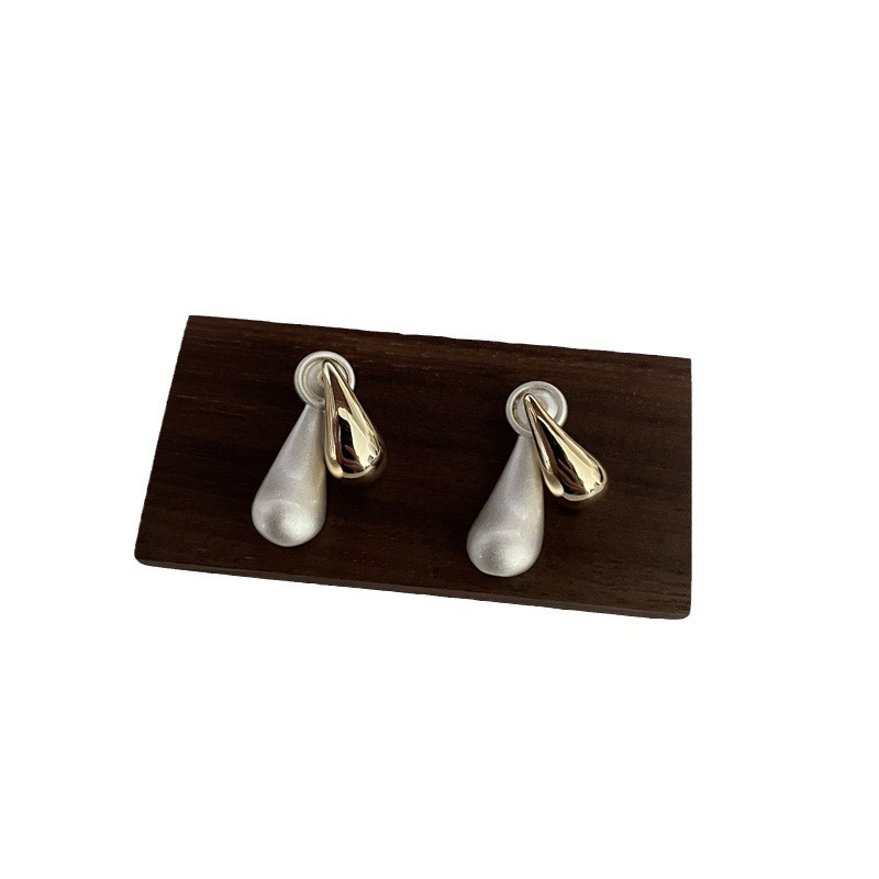 A Two Wear Color Contrast Design Water Drop Metal Earrings Female Niche Retro Personality 100 Earrings After Hanging Test Earrings Item Picture