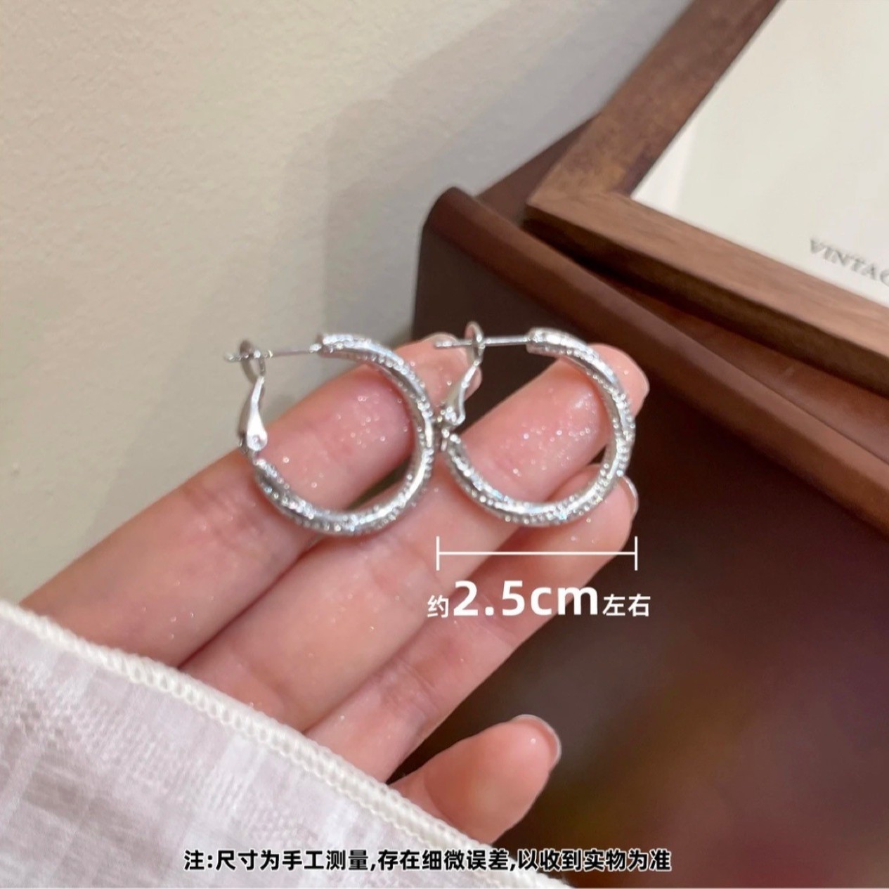 Qinru's best-selling 2025 French Retro Fireworks Pearl Stud Earrings, heart-shaped Stud earrings, and Ruyi Stud Earrings Item Picture