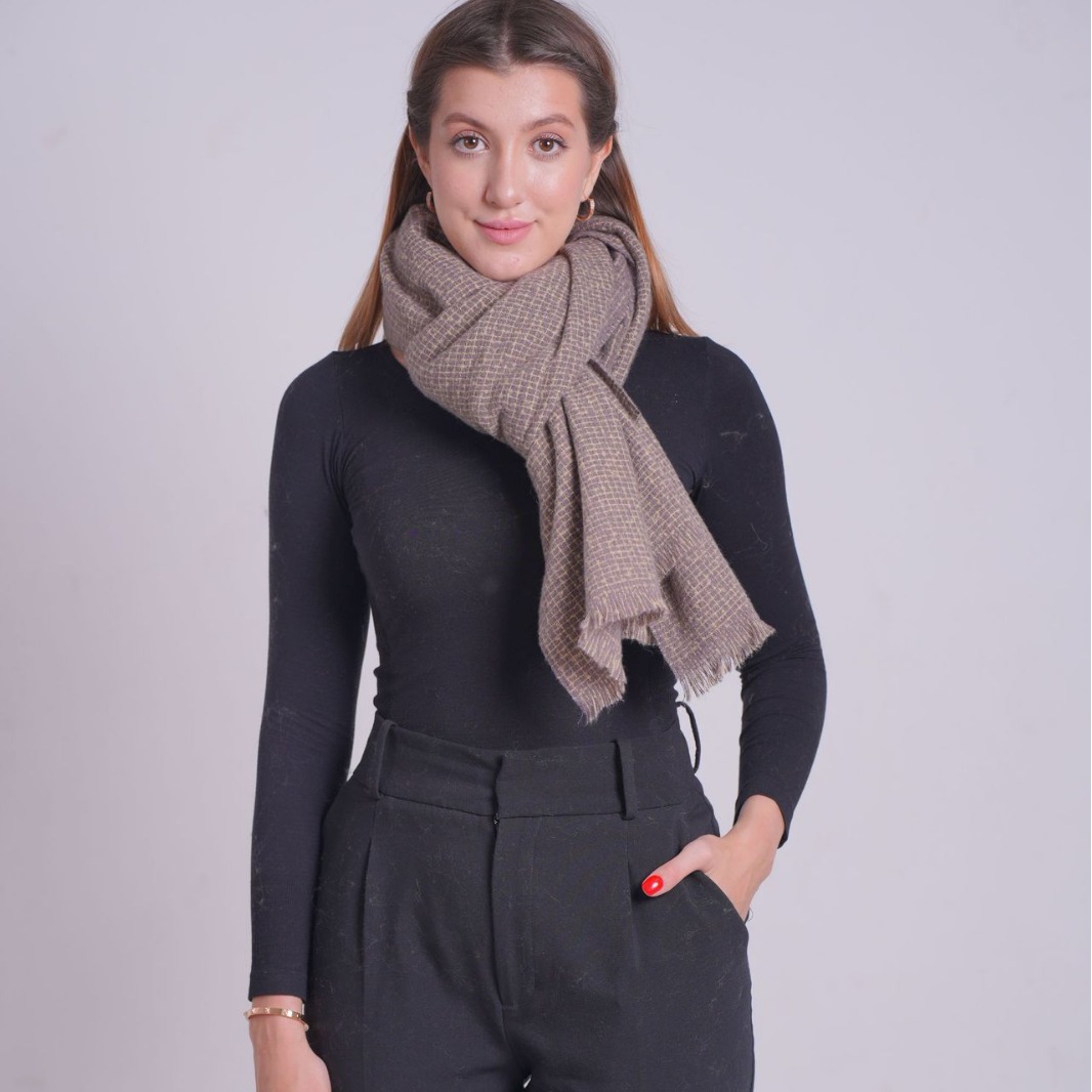 European and American cloud-style autumn and winter woven headscarf, cashmere gold thread scarf, women's double-sided winter high-end shawl scarf Application Scenario