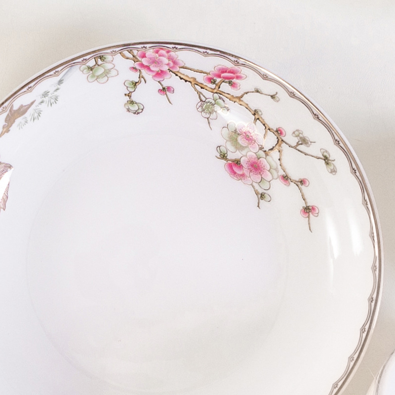 We offer a set of high-end ceramic tableware for hotel and household use, including gold-edged bone China bowls, plates and plates details Picture