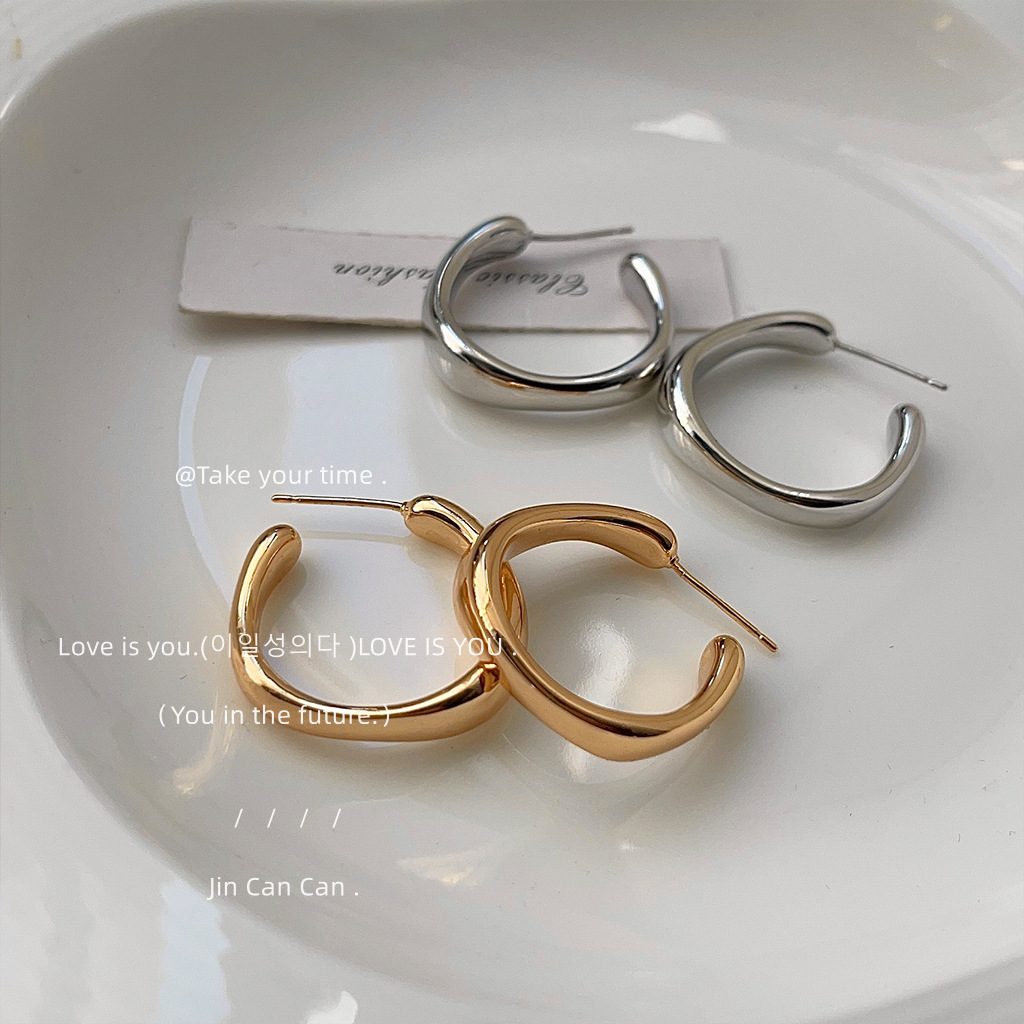 High-end minimalist geometric plain ring design earrings, French simplicity, metallic feel, shiny, versatile earrings, stud earrings for women Specification image