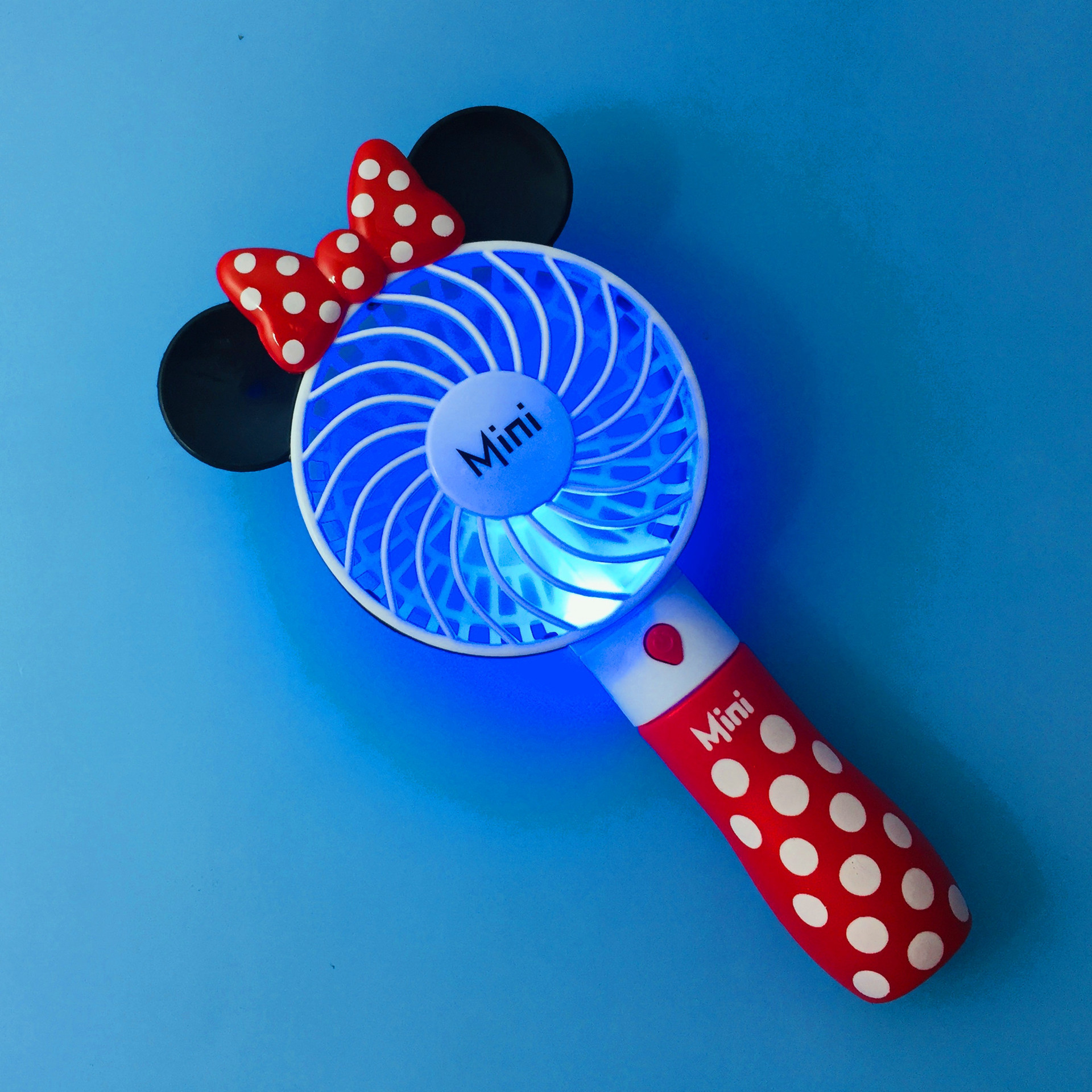 Small Fan Small Student Dormitory Portable Mini Rechargeable Usb Portable Large Wind Power Desktop Electric Fan Application Scenario
