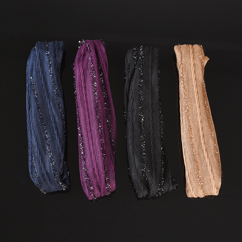 In spring and summer, when going out, you can cover your white hair with lace wide-brimmed headscarves. This is a super wide postpartum headscarf and headband for washing and grooming Application Scenario