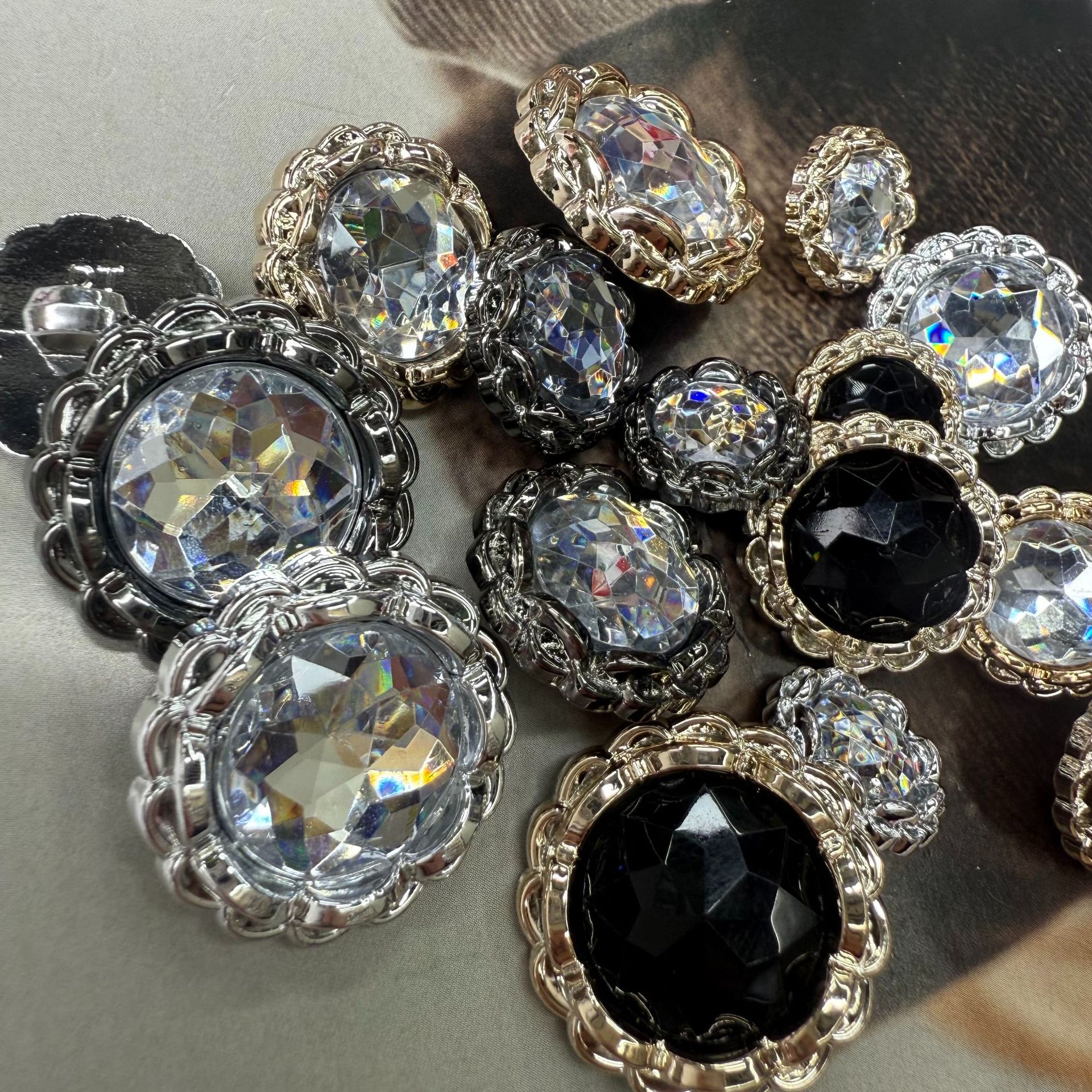 New Korean-style silver-white round alloy diamond buckle fashionable rhinestone button metal windbreaker outer set with large buttons Application Scenario
