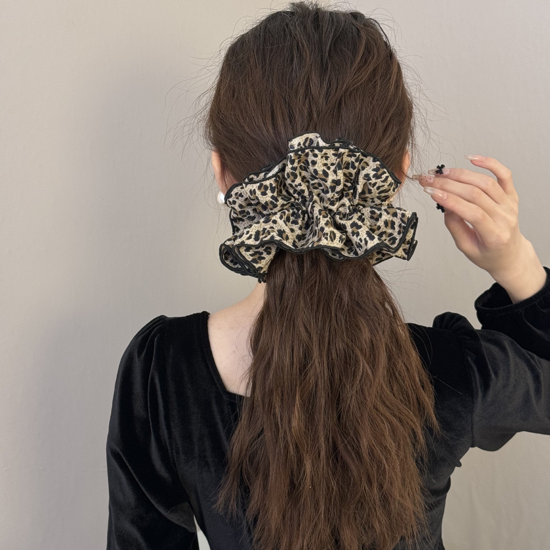 Vintage hot girl leopardo patrón de pelo grueso anillo de chica temperamento puffy gran tamaño banda de pelo cordón de pelo bajo cola de caballo cordón de cabeza Specification image