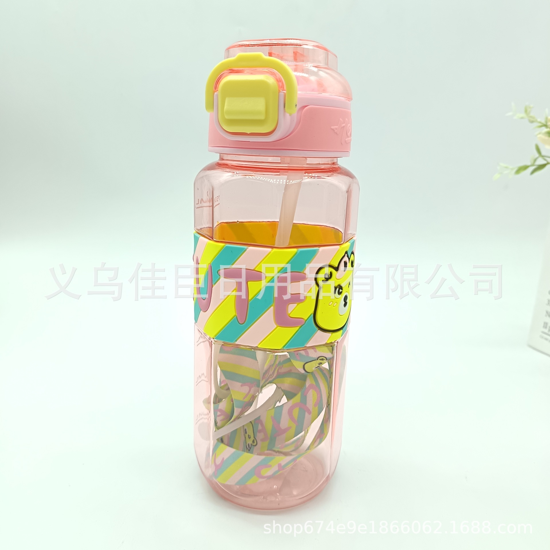 Amazon's best-selling bear octagonal leather strip space cup with a bouncing lid and a shoulder strap, student and children's sports water bottle and cup details Picture