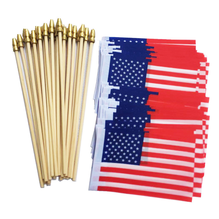 The wooden flagpole of the United States, measuring 14*21cm, is a hand-held flag. The wooden flagpole for Independence Day is running for the American flag details Picture