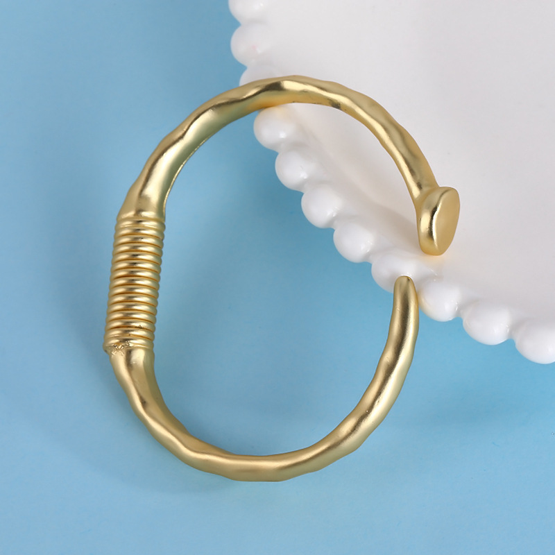 A new retro and simple jewelry piece from Europe and America, featuring a women's fashion with a hollowed-out circle metal zinc alloy bracelet and a creative spring bracelet Specification image