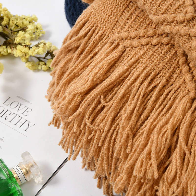 Autumn and winter warm scarf, ethnic style faux cashmere diamond-shaped split shawl, dual-purpose travel cape, air-conditioned room shawl Application Scenario