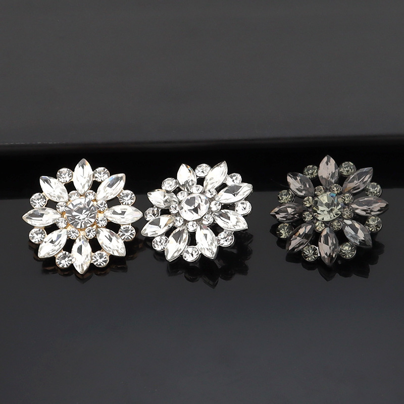 High-end metal mink, petal water diamond, diamond buckle, fur button, women's cashmere coat button, fur button, neckline decorative knob QQ Application Scenario