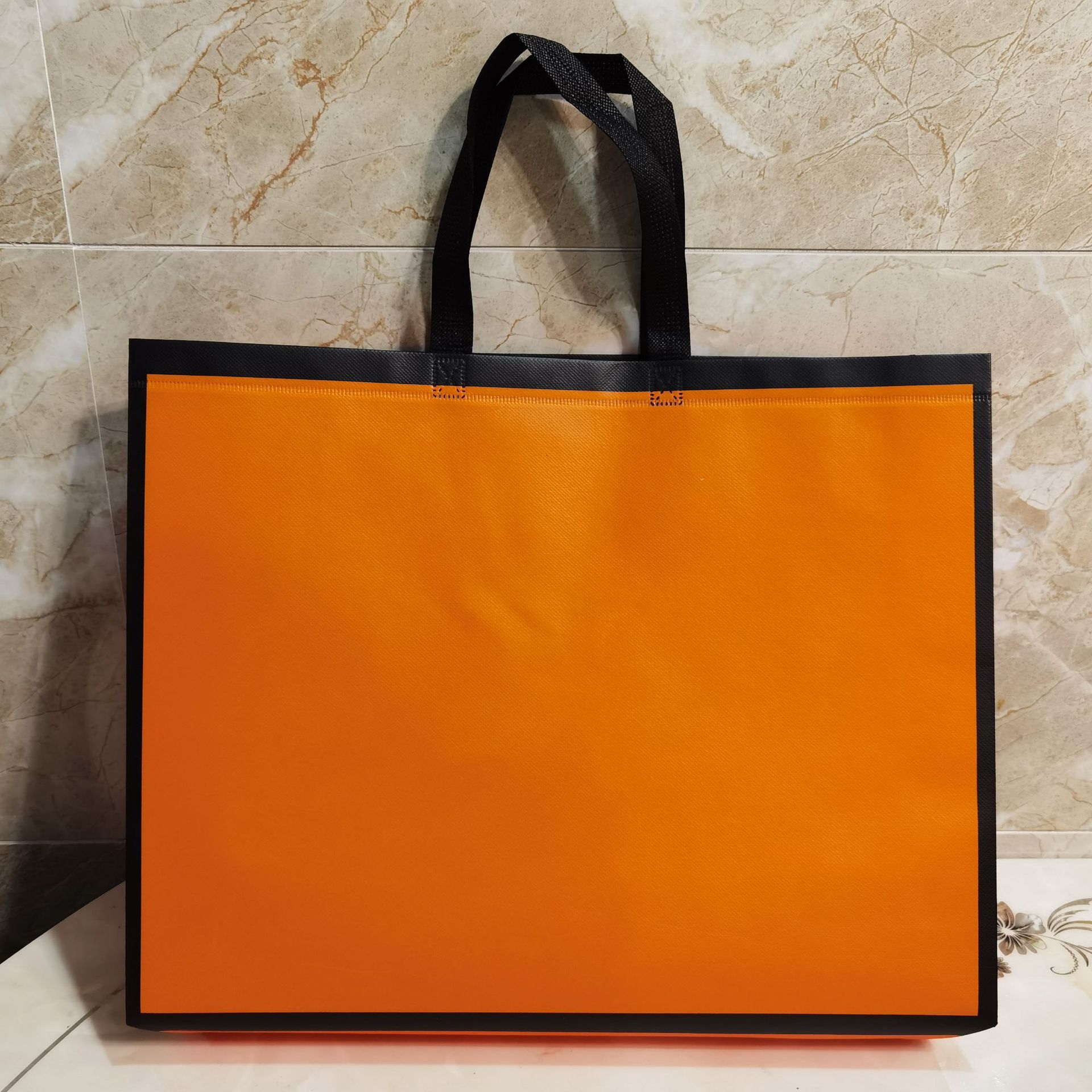 In-stock laminated non-woven fabric handbags, shopping bags, waterproof logo clothing store bags production Specification image
