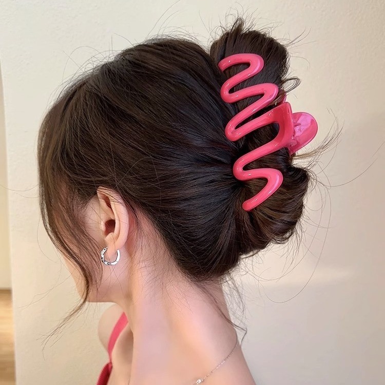 13Cm Large Cream Dopamine Wave Grab Clip Summer Hair Clip Women's Back Hair Shark Clip Simple Headwear Application Scenario