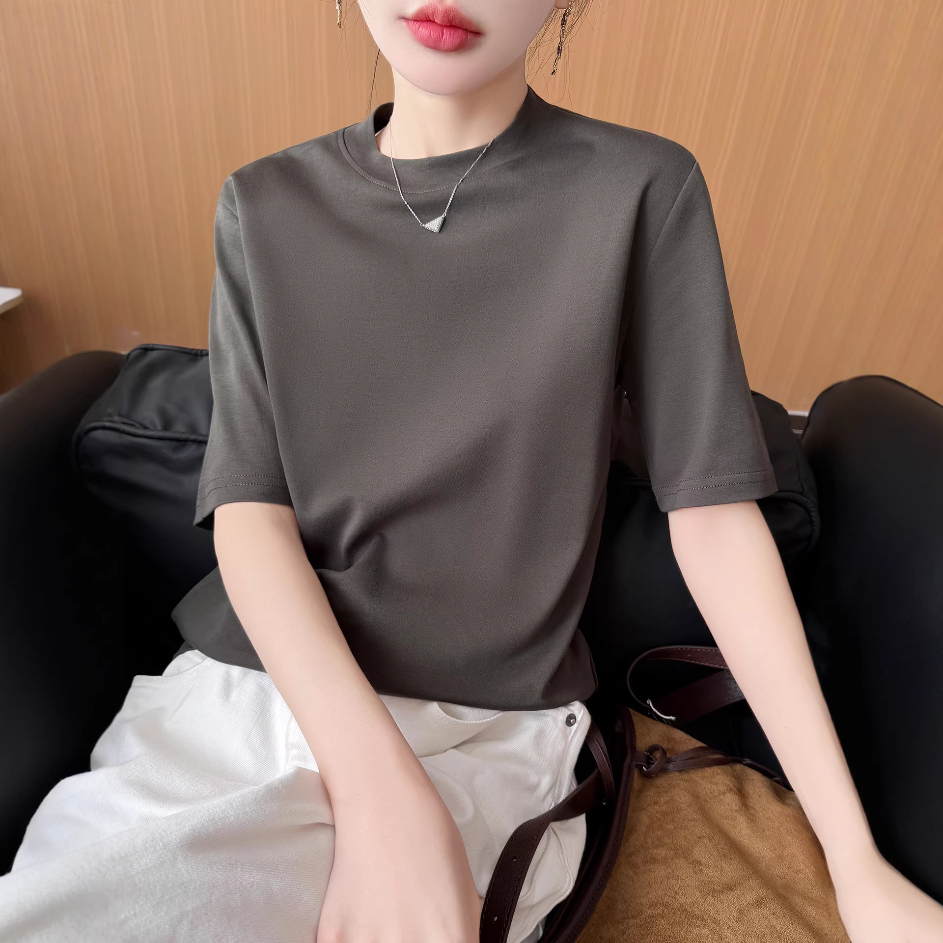 A pure cotton semi-high neck T-shirt for women with a five-quarter mid-sleeved stand-up collar and stitching at the back. It is a loose mid-neck base layer for commuting and can be layered with an upper garment