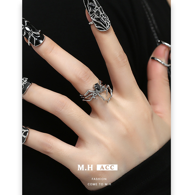 Original metal spider ring, a niche design with a cold and aloof style for women, is personalized and fashionable. It's a European and American fashion open-mouth fasting ring