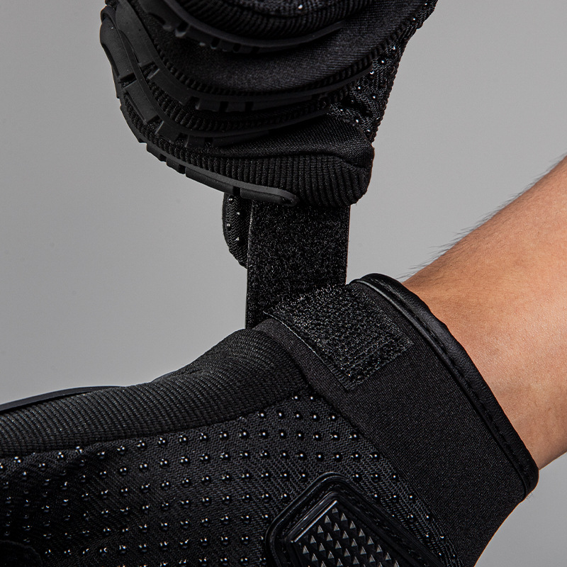 Motorcycle glove: Touch screen men's off-road anti-slip thickened outdoor sports gloves Application Scenario